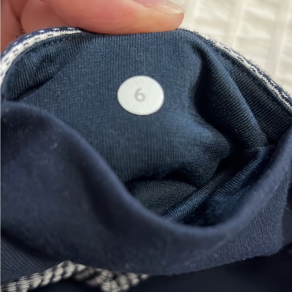 Lululemon navy/white capris size 6 - Picture 4 of 6